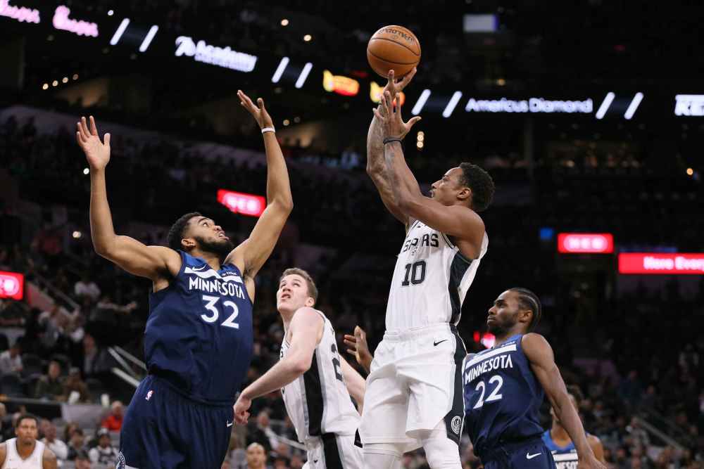  德罗赞关键球公牛主场险胜篮网保住附加赛资格  