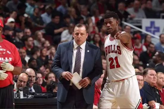 威廉希尔中文官网- 热火巴特勒带伤作战感动球迷，铁血精神铸就黑八奇迹  